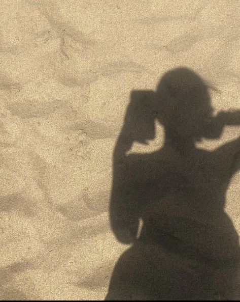 Beach shadow picture, shadow in the sand Faceless Beach Pics Aesthetic, Short Hair Beach Photos, Beach No Face Pics, Solo Beach Pics Aesthetic, Brunette Beach Girl, Faceless Beach Pics, Beach Selfie Aesthetic, Beach Photo Dump, Girly Photography Poses