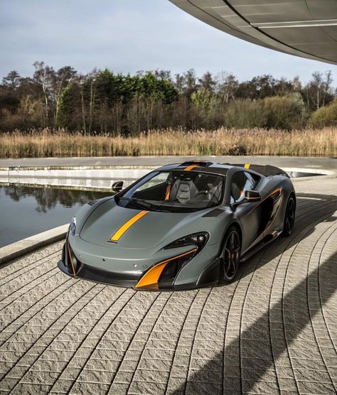 McLaren Special Operations has just revealed its latest bespoke McLaren 675LT with a roof scoop! Maclaren Cars, Mclaren Sports Car, Mobil Futuristik, Mclaren 675lt, Carros Bmw, Mclaren Cars, Super Sport Cars, Mc Laren, Lamborghini Cars