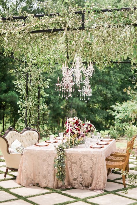 Victorian Wedding Ideas for Your Old-World-Inspired Affair Victorian Wedding Themes, Garnet Wedding, Top Wedding Trends, Tuscan Inspired, Victorian Garden, Vintage Wedding Theme, Victorian Wedding, Head Table, Champagne Wedding