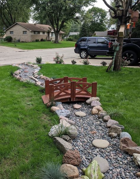 River Bed Landscaping Ideas, Dry River Bed Landscaping, River Bed Landscaping, Bed Landscaping Ideas, Dry River Bed, Backyard Bridges, Cheap Landscaping Ideas, Dry River, Landscape Gardening