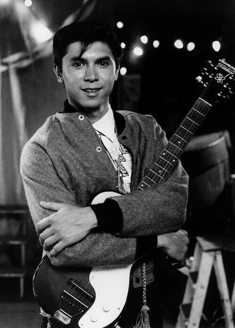 La Bamba Tumblr, Ritchie Valens La Bamba, Lou Diamond Phillips, Native American Actors, Ritchie Valens, Estilo Cholo, Male Singers, Learn To Play Guitar, Buddy Holly