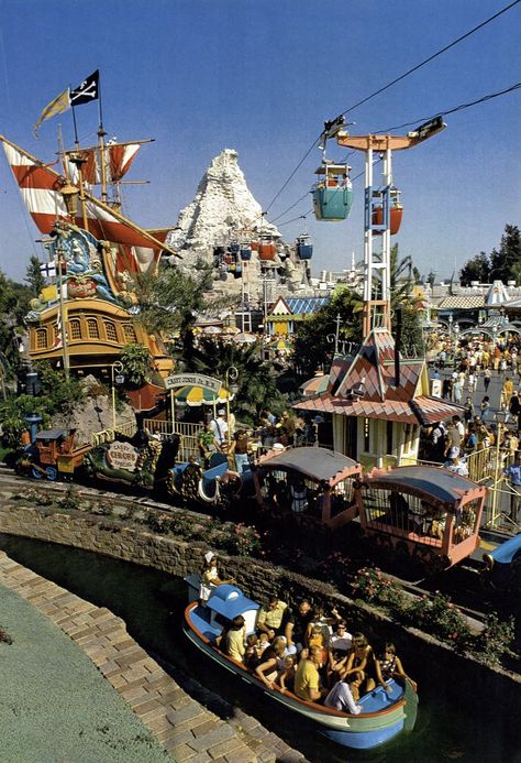 Disneyland : vintage Fantasyland Old Disney, Vintage Disneyland, Disneyland History, Retro Disney, Disney Rides, Disney Memories, Disneyland California, Disney Photos, Disney Life