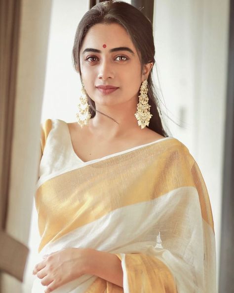 Style Your Kerala Kasavu Saree Like a Celeb! • Keep Me Stylish Set Saree Kerala, Kerala Kasavu Saree, Kerala Sarees, Namitha Pramod, Onam Outfits, Kerala Saree Blouse, Onam Saree, Kerala Saree Blouse Designs, Kasavu Saree