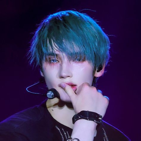 txt huening kai icon Huening Kai Ethereal, Huening Kai Forehead, Hueningkai Side Profile, Huening Kai Blue Hair, Heuning Kai Aesthetic, Huening Kai Gbgb, Kai Txt Cute, Kai From Txt, Huening Kai Boyfriend Material