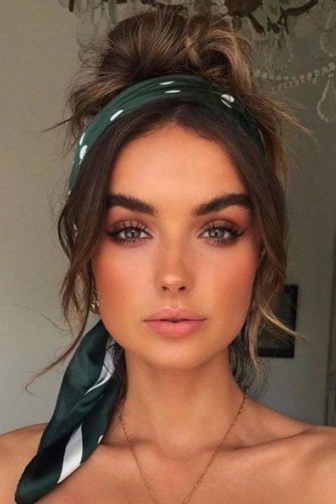 18 CUTE BANDANNA HAIRSTYLES YOU WILL LOVE Natalie Sole, Bandanna Hairstyles, Hairband Hairstyle, Ideas De Maquillaje Natural, Travel Hairstyles, Hair Scarf Styles, Bandana Hairstyles, Hair Envy, Makeup Hair