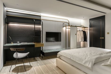 Hotel Interior Bedroom, Small Hotel Room, Hotel Bedroom Design, Asma Kat, Hotel Room Interior, Luxury Hotel Design, Bungalow Interior, Hotel Room Design, Wardrobe Design Bedroom