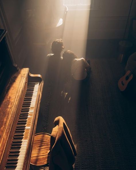 Nirav Patel on Instagram: "I’m always searching for the “quiet” in a world of noise. This is what quiet looks and feels like to me… #quietmoments #cinematicportrait #thinkverylittle" Dark Academia Couple, Couples Music, Piano Photography, Piano Pictures, Photography Storytelling, Calm Art, Vintage Couples, Piano Player, My Kind Of Love