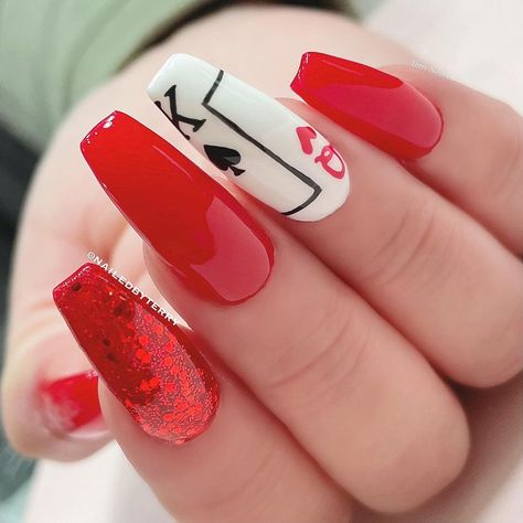 Queen Of Heart Nails Acrylic, Casino Nail Designs, King Queen Nails, Vegas Acrylic Nails Ideas, King And Queen Nail Designs, Valentines Day Nails Elegant, Queen Of Hearts Acrylic Nails, Playing Card Nails Design, King And Queen Nails