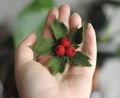 Natal, Christmas Hair Piece, Felt Holly, Scary Christmas, Christmas Brooches, Christmas Berries, Christmas Decorations Cheap, Wool Felt Projects, Needle Felted Christmas