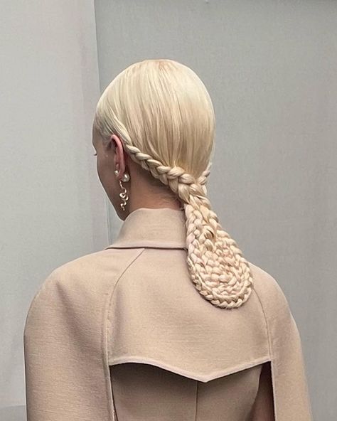Pelo Editorial, High Fashion Hair, Couture Hairstyles, Runway Hair, Editorial Hair, Hair Arrange, Hairstyle Gallery, Low Ponytail, Artistic Hair