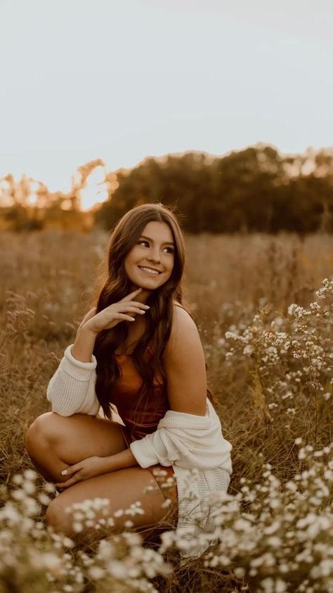 25 Cute & Unique Senior Picture Ideas for Girls Senior Picture Ideas Outfits Fall, Senior Photo Hair Ideas, Poses For Single Person, Poses On Rocks At The Beach, Pasture Picture Ideas, Late Fall Senior Pictures, Grass Field Senior Pictures, Fall Single Photoshoot, Senior Pictures With Hay Bales