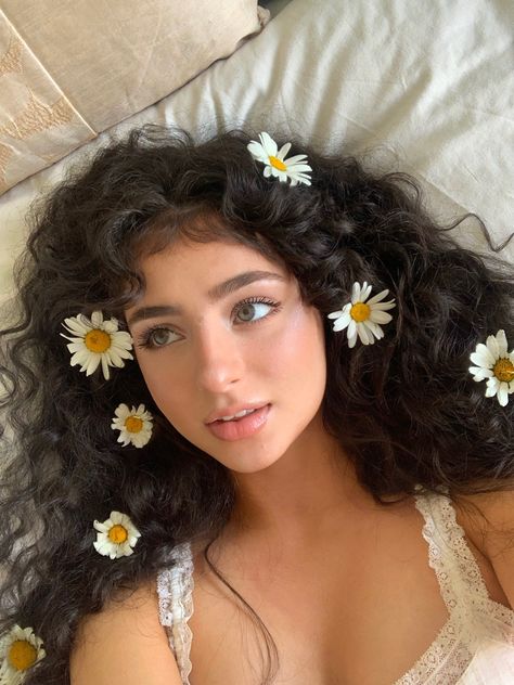 Curls With Flowers, Hairstyle Braid, Curly Hair Inspiration, Foto Poses, Your Opinion, Curly Girl, Insta Photo Ideas, Aesthetic Hair, العناية بالشعر