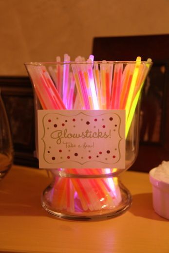 Brilliant and easy for your party guests on the night of New Years Eve. Glow bracelets!: http://www.flashingblinkylights.com/light-up-products/glow-bracelets.html Silvester Diy, Kids New Years Eve, New Years Eve Day, Deco Buffet, Gratis Printables, Fun Memories, Sweet Sixteen Parties, Fun Printable, Silvester Party