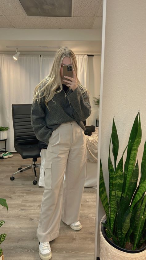 Beige Pants Outfit, Slacks Outfit, Beige Cargo Pants, Winter Pants Outfit, Cargo Pants Outfit, Cold Outfits, Everyday Fashion Outfits, Casual Day Outfits, Easy Trendy Outfits