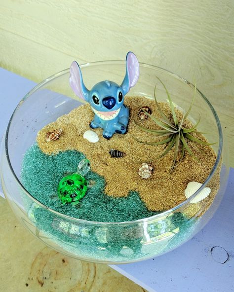 Air plant Disney Stitch terrarium Kawaii, Disney Terrarium Ideas, Diy Disney Stitch Gifts, Diy Stitch Bedroom Decor, Disney Terrarium, Stitch Gifts Disney, Lilo And Stitch Crafts, Stitch Bedroom, Stitch Decor