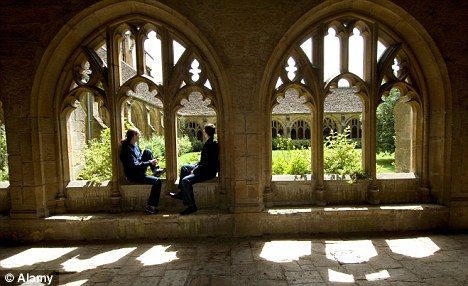 Courtyard at the University of Oxford Hogwarts Aesthetic, Slytherin Aesthetic, Hogwarts School, Harry Potter Aesthetic, Foto Vintage, Dark Academia Aesthetic, Oxford University, Academia Aesthetic, Harry Potter World