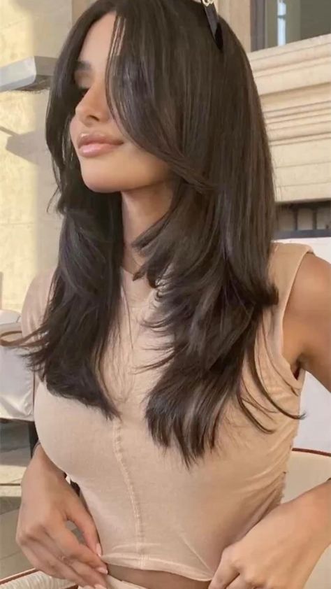 Italian Women Hair, Wolfcut For Long Hair, Wolfcut Long Hair Straight, Long Wolfcut Haircut With Curtain Bangs, Wolfcut Layered Hair, Brown Hair Medium Length Layers, Wolfcut Hair With Bangs, Long Hair With Layers And Curtain Bangs Brunettes, 3 Layers Haircut