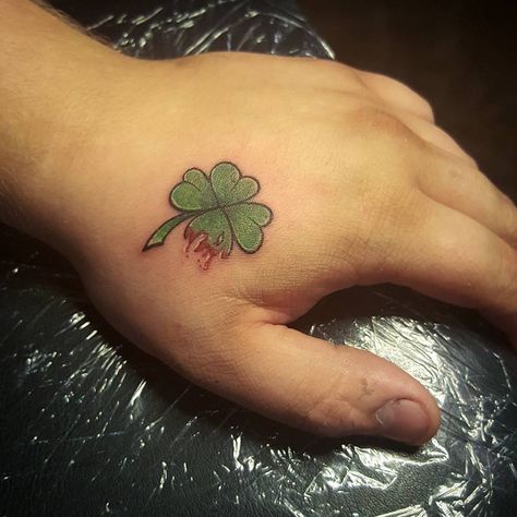 No Luck Tattoo, Four Leafed Clover Tattoo, Tattoos For Good Luck, Four Leaf Clover Tattoo For Men, Clover Tattoo Design, Fye Tattoos, 4 Leaf Clover Tattoo, Blitz Tattoo, Tato Tradisional