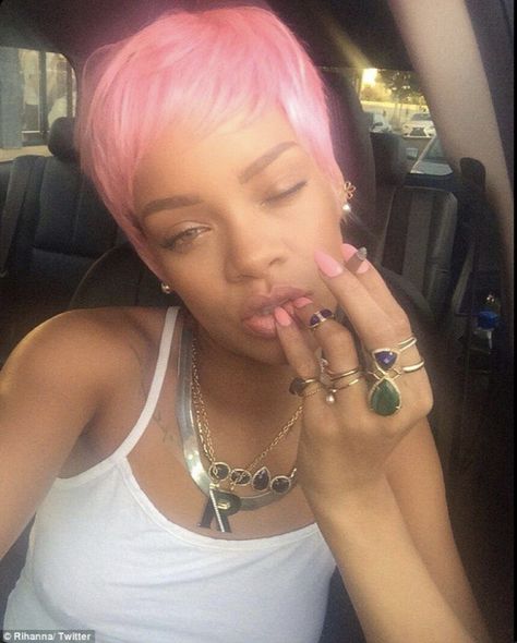 Rihanna Selfies, Rihanna 2014, 2010s Aesthetic, Rihanna Looks, Rihanna Photos, Pink Wig, Bad Gal, Rihanna Fenty, Drummers