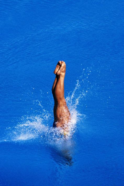 High Diving, Diving Into Water Drawing, Springboard Diving Aesthetic, Woman Diving, Springboard Diving, Olympic Diving, Scuba Diving Tank, Diving Springboard, Fisher Woman