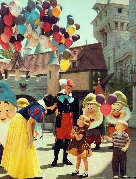 Disneyland 1960 Snow White and the Seven Dwarfs. I LOVE those Mickey Balloons! Tumblr, Vintage Disneyland, Old Disney, Disney Parque, Disneyland Photos, Harry Truman, Retro Disney, Disneyland Pictures, Disney Photos