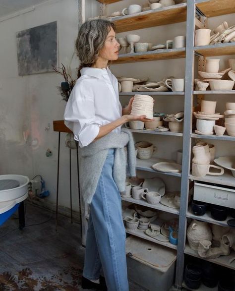 A Well Traveled Woman, Ceramics Pottery Art, Chic Living, Ceramic Studio, Pottery Making, Perfect Life, Artist Style, Pottery Studio, Clay Pottery