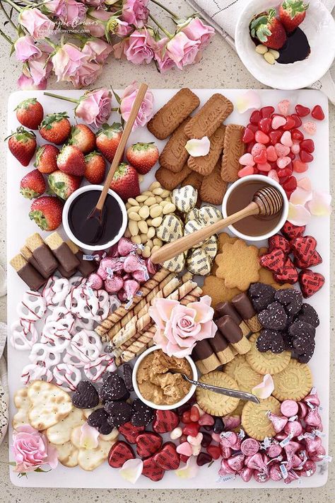 Best 18th Birthday Party Ideas That Everyone Will Obsess Over Sweets Charcuterie Board, Christmas Charcuterie, Kreative Snacks, Dessert Platter, Fingerfood Party, Charcuterie Inspiration, Charcuterie Platter, Snack Board, Party Food Platters