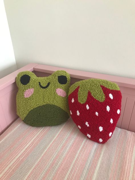 Couture, Tuft Pillow Diy, Throw Pillow Sewing Ideas, Cute Green Pillows, Small Rug Tufting, Cute Throw Pillow, Crochet Frog Pillow, Punch Needle Strawberry, Frog Punch Needle