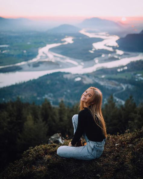 Bergen, Mountain Photo Ideas Instagram, Mountain Photoshoot Ideas, Yellow Deli, Hiking Photo Ideas, Mountains Photoshoot, Mountain Photo Ideas, Mountain Photoshoot, Hiking Photos