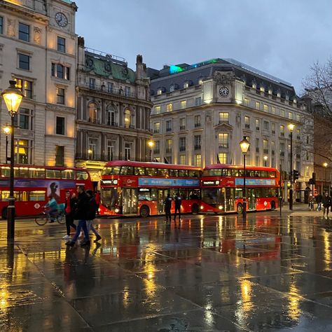 England Rainy Day, Exploring City Aesthetic, London Study Aesthetic, Study In London Aesthetic, London Aesthetic University, Running In London, Life In London Aesthetic, Autumn London Aesthetic, Studying In London Aesthetic