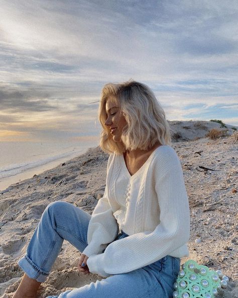 Polubienia: 5,576, komentarze: 48 – Laura Jade Stone (@laurajadestone) na Instagramie: „Last nights sunset 💛 knit is by @twosistersthelabel” Cute European Outfits, Chilly Beach Day Outfit, San Diego Outfits Summer, Laura Jade Stone, Winter Beach, Photographie Portrait Inspiration, Free Lightroom Presets, Ținută Casual, Free Presets