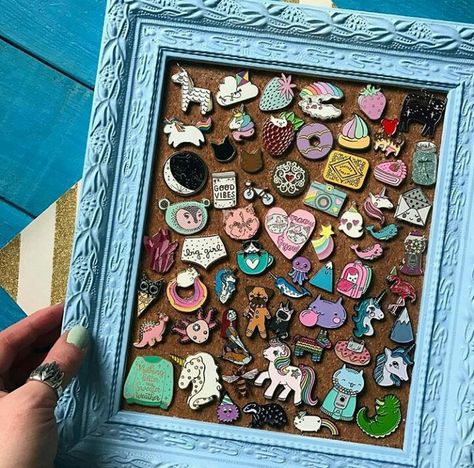 Organisation, Upcycling, Ways To Display Pins, Pin Decoration Ideas, Sticker Collection Display, Enamel Pin Display Ideas, Pin Collection Display Ideas, Aesthetic Pin Board, Cute Pin Board