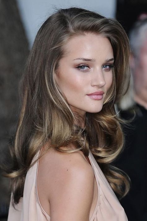 mousy brown hairstyle Rosie Huntington Whiteley Hair, Mousy Brown Hair, Layered Haircuts With Bangs, Blond Balayage, Dark Blonde Hair, Long Layered Haircuts, Long Layered, Brown Hair With Highlights, Soft Summer