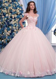 Vestido hermoso de xv años color rosa estilo princesa Quinceanera Dresses Pink, Quincenera Dresses, Wedding Dress With Lace, Jewel Dress, Pretty Quinceanera Dresses, Quince Dress, Gaun Fashion, Gown Lace, Pink Wedding Dresses