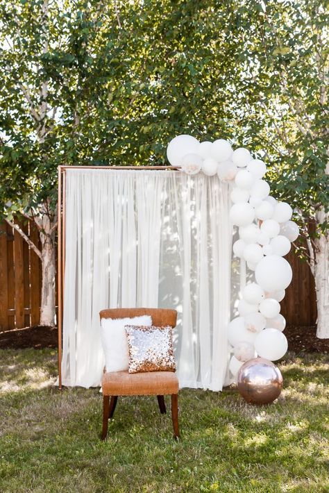 Balloon Arch For Bridal Party, Decor For Bridal Shower Diy, Bridal Shower Curtain Backdrop Ideas, Bridal Shower Curtain Backdrop, Bridal Shower Outdoor Decorations, Shower Backdrop Ideas Bridal, Balloon Arch With Sheer Curtain, Sheer Backdrop With Balloon Garland, Love Balloon Backdrop