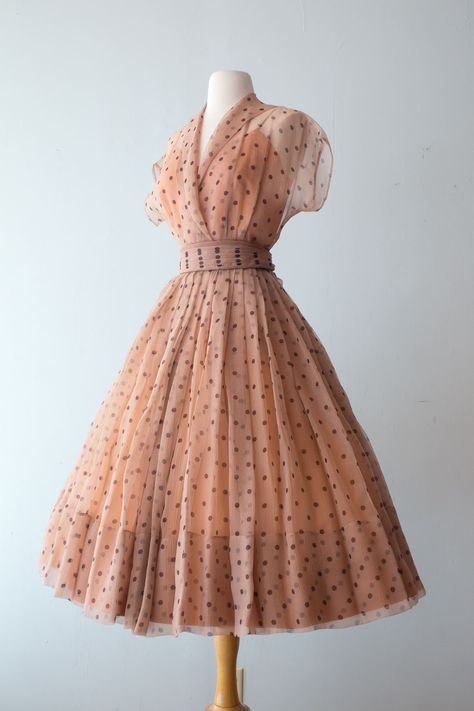 Vintage 1950s Dresses, Gaun Koktail, Dots Fashion, Mode Retro, Robes Vintage, Stil Vintage, Silk Chiffon Dress, Retro Mode, 1940s Dresses