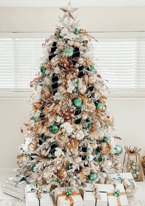 Emerald Green Christmas Tree, Emerald Green Christmas, Holiday Decor Trends, Christmas Decor Trends, Diy Felt Christmas Tree, Elegante Y Chic, Fall Flower Arrangements, Felt Tree, Christmas Trends