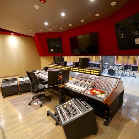 DLS Studios - Chicago Home Recording Studio Equipment, Ruangan Studio, Recording Studio Equipment, Sound Engineering, Classic Console, Home Studio Ideas, Recording Studio Design, Home Studio Setup, Recording Studio Home
