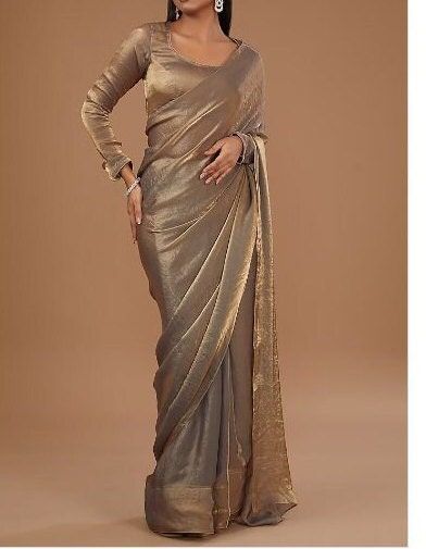 Gold Organza Saree, Blouse Sabyasachi, Gold Tissue Saree, Full Sleeves Blouse Designs, Shimmer Saree, Sabyasachi Saree, Saree Ready To Wear, Saree Indian Wedding, Sabyasachi Sarees