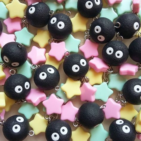 Fimo, Soot Sprite Polymer Clay, Polymer Clay Soot Sprite, Diy Clay Easy, Polymer Clay Spirited Away, Kuromi Polymer Clay, Polymer Clay Studio Ghibli, Polymer Clay Bead Ideas, Anime Clay Crafts