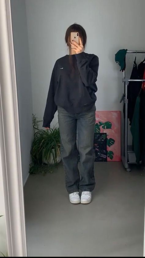 Cream Zip Up Outfit, Cargo Pants Outfit Inspiration, After Shower Outfit, Kpop Idol Street Style, 78 Degree Weather Outfit, Outfit For Hourglass Body Shape, Ross Outfits Ideas, Clean Streetwear, Asian Fits