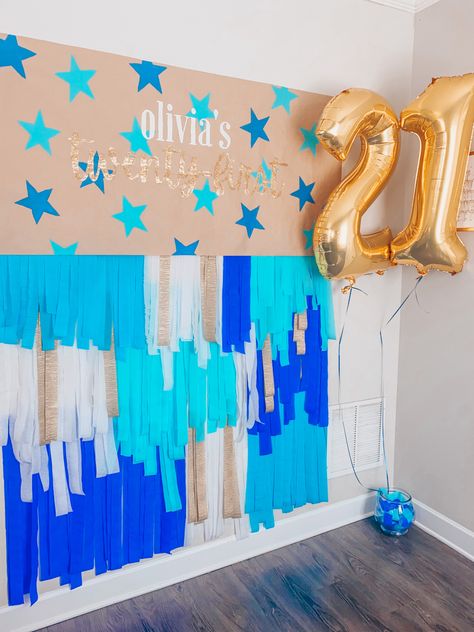 College Decorations Party, Natal, 21st Bday Decorations Blue, Birthday Party Decorations Streamers, Birthday Dorm Decorations, 21st Birthday Wall Decorations, College Birthday Decorations, Colorful Bday Party Ideas, 22nd Birthday Backdrop Ideas