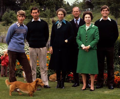 Prince Edward, Prince Charles, Princess Anne, Prince Philip, Queen Elizabeth and Prince Andrew 1979 Prince Philip Queen Elizabeth, Princesa Anne, Royal Family Christmas, Princesa Elizabeth, Rainha Elizabeth Ii, Reine Elizabeth Ii, Prinz William, English Royal Family, Royal Christmas