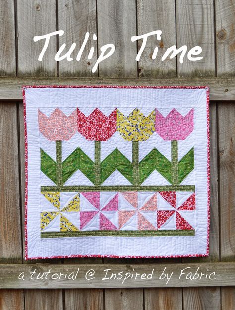 Tutorial: Tulip Time Wall Hanging Spring Sewing Projects, Mini Patchwork, Flower Quilt Patterns, Small Quilt Projects, Spring Sewing, Mini Quilt Patterns, Bunny Quilt, Hanging Quilts, Spring Quilts