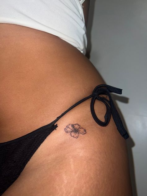 Small First Tattoo Ideas, Ephemeral Tattoo, Hibiscus Tattoo, Small Pretty Tattoos, Petite Tattoos, Tattoos For Black Skin, Pretty Tattoos For Women, Tattoos Geometric, Dope Tattoos For Women