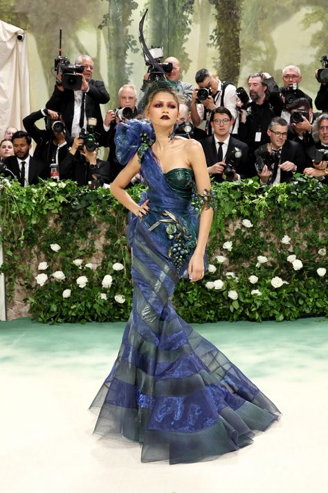 Lana Del Rey’s 2024 Met Gala Look References an Iconic Alexander McQueen Collection | Vogue Couture, Redcarpet Dress, Reawakening Fashion, Zendaya Met Gala, Estilo Zendaya, Givenchy Couture, Gala Fashion, Met Gala Red Carpet, Vogue Dress