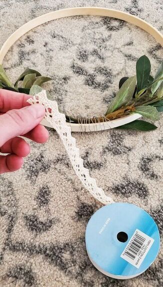 Wreaths can be so expensive at times. I'm going to show you how to make an easy, pretty wreath using an embroidery hoop! This project can easily be done with thrifted hoops and florals; or perhaps pieces you already have at home. I always have faux floral sitting around from seasons past. They make great additions to my hoop wreaths! supplies This wreath really doesn't require too many supplies! For a basic wreath, like mine, you will need an embroidery hoop (I find a lot of these a… Wooden Hoops Craft, Embroidery Hoop Pocket Wreath, Hoop Wreaths Diy, Beaded Hoop Wreath, Diy Wallpaper Headboard, Huge Wine Glass, Bedroom Wreath, Embroidery Hoop Wreath, Diy Wall Planter