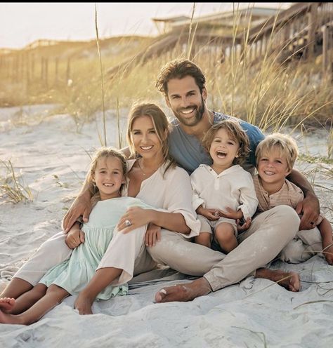 Family Beach Pictures Color Palette, Florida Family Photos, Fall Family Beach Photos, Casual Beach Pictures, Coastal Family Photos, Family Photos Candid, Strand Shoot, Family Beach Pictures Poses, Family Beach Pictures Outfits