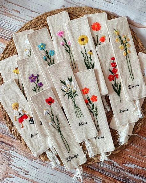 Embroidery.Вышивка.Handmade | @idea_time1 | Instagram Couture, Bookmark Embroidery, Embroidery Bookmark, Handmade Bookmarks Diy, Vintage Bookmarks, Clothes Embroidery Diy, Embroidery Hoop Wall Art, Hand Embroidery Videos, Embroidery Book