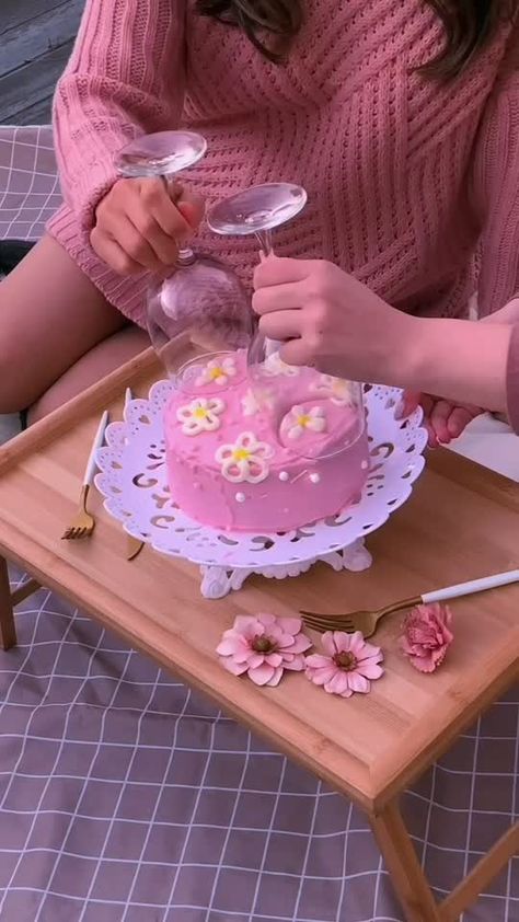 Essen, Wine Glass And Cake, Eating Cake With Wine Glasses Aesthetic, Cottagecore Picnic Ideas, Cake Wine Glass Aesthetic, Cake In A Glass Picnic, Cottagecore Wine Glasses, Making Cake With Friends, Aesthetic Cake Picnic
